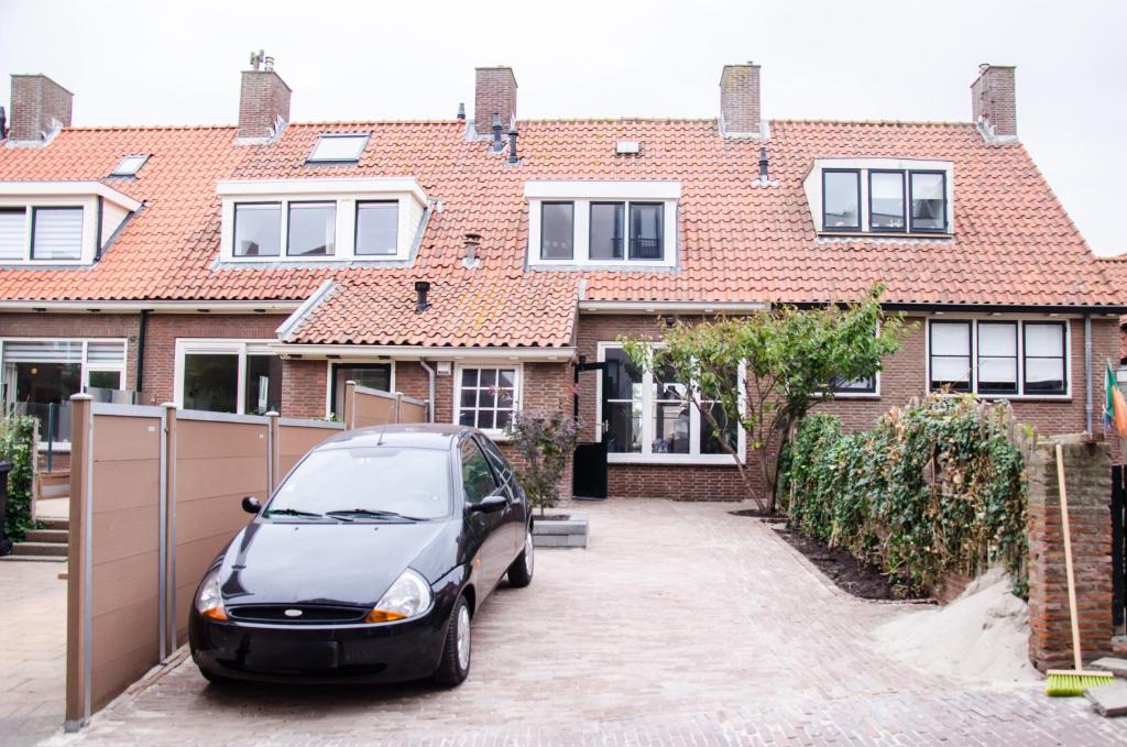 Dorpsplein, ruime woning incl. parkeerplaats room 1